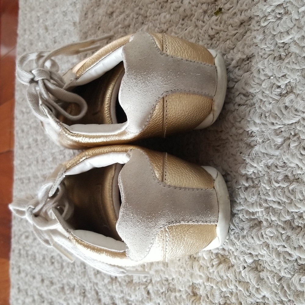 boys gold tennis shoes